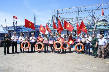 Vùng 4 tặng quà và khám bệnh, cấp thuốc cho ngư dân tỉnh Khánh Hòa