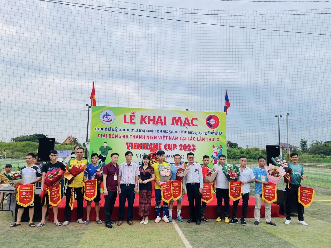 Tưng bừng giải cầu lông, bóng đá của người Việt tại Lào