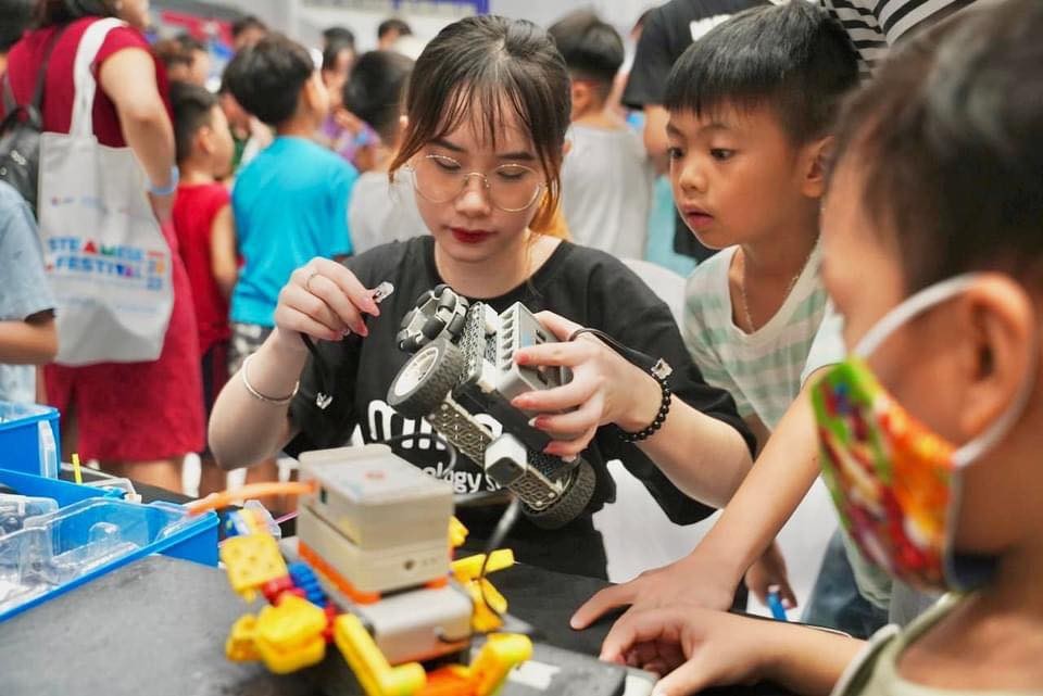 Các hoạt động khám phá và trải nghiệm đang diễn ra tại trường Đại học Phenikaa trong khuôn khổ Ngày hội STEAMese với trẻ em và thanh thiếu niên cùng tạo dựng tương lai Việt Nam với kỹ năng STEAM.