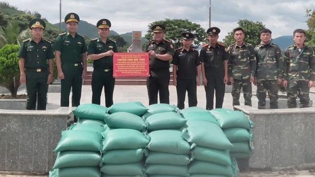 Tặng gạo cho lực lượng bảo vệ biên giới nước bạn Lào