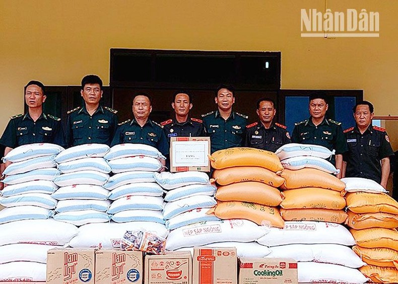 Tặng gạo cho lực lượng bảo vệ biên giới nước bạn Lào ảnh 1