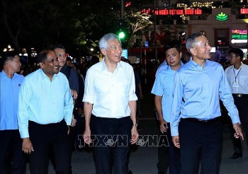 Thủ tướng Singapore thưởng thức ẩm thực, đi dạo phố đi bộ Hồ Hoàn Kiếm