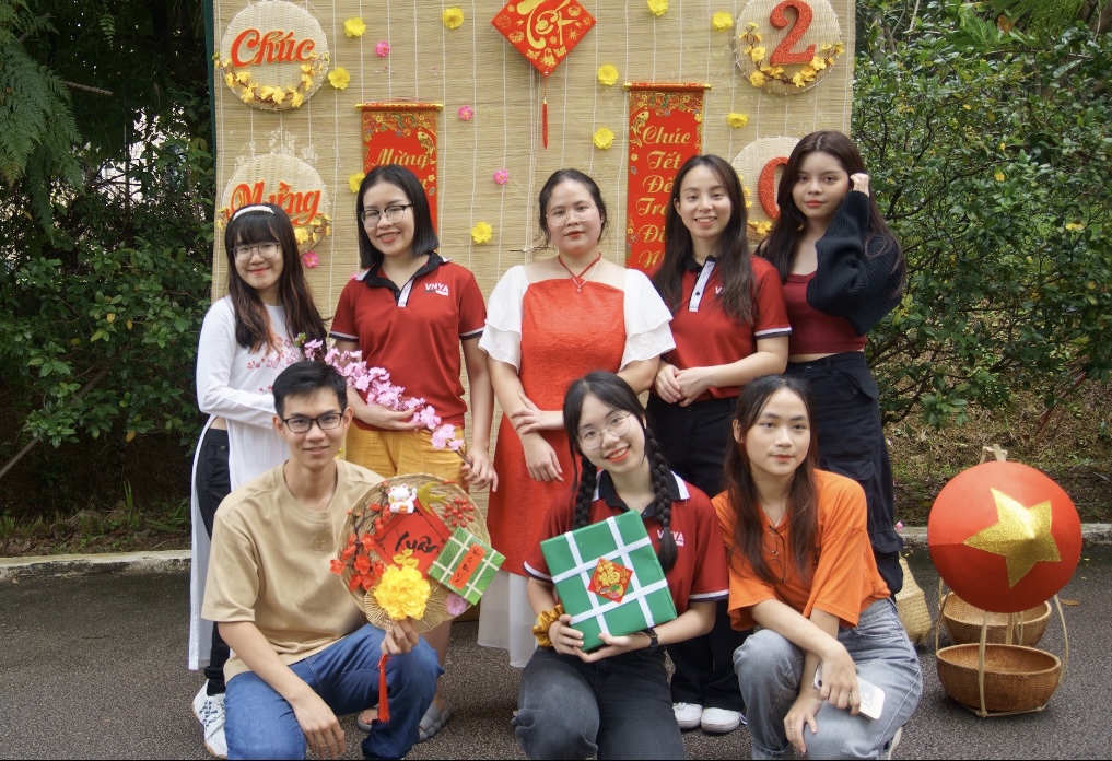 Người gắn kết hoa sen và phong lan trên logo quan hệ Việt Nam - Singapore