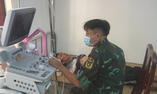 Bệnh xá đảo Phan Vinh cấp cứu ngư dân gặp nạn trên biển
