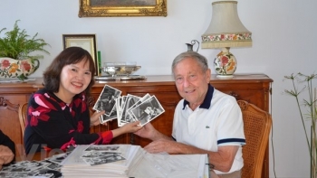 Người bạn Pháp tặng tư liệu quý về Hiệp định Paris cho Bảo tàng Báo chí Việt Nam