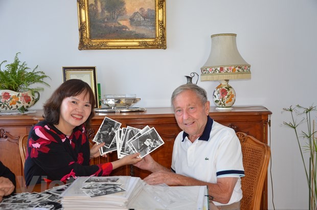 Ông Jean Marie Jacquemin tặng Bảo tàng Báo chí Việt Nam một bộ sưu tập ảnh bưu thiếp mô tả quy trình sản xuất tờ báo Le Monde. (Ảnh: Ngọc Hiệp/TTXVN)