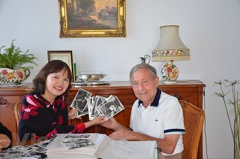 Người bạn Pháp tặng tư liệu quý về Hiệp định Paris cho Bảo tàng Báo chí Việt Nam