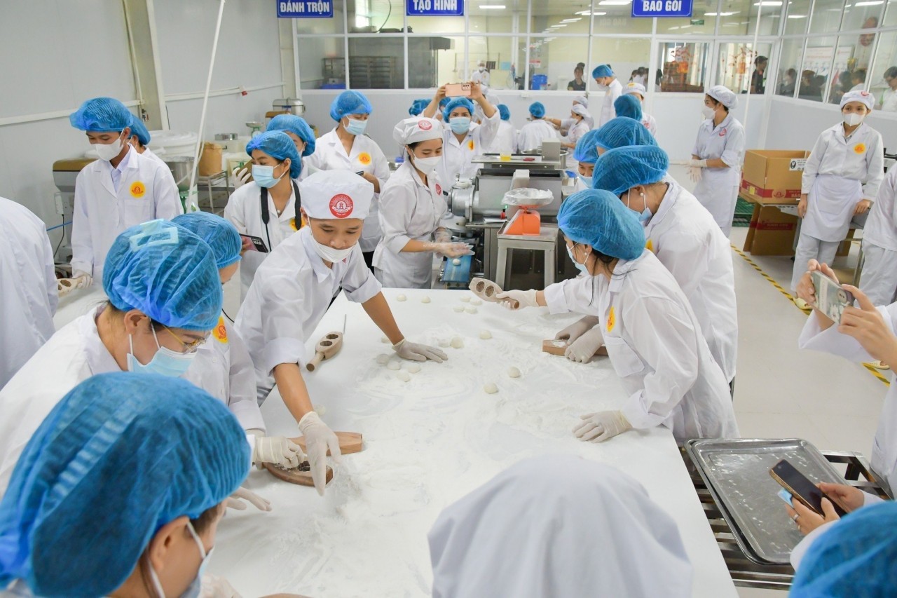 40 trẻ mồ côi trải nghiệm làm bánh tại Công ty cổ phần Bánh mứt kẹo Bảo Minh