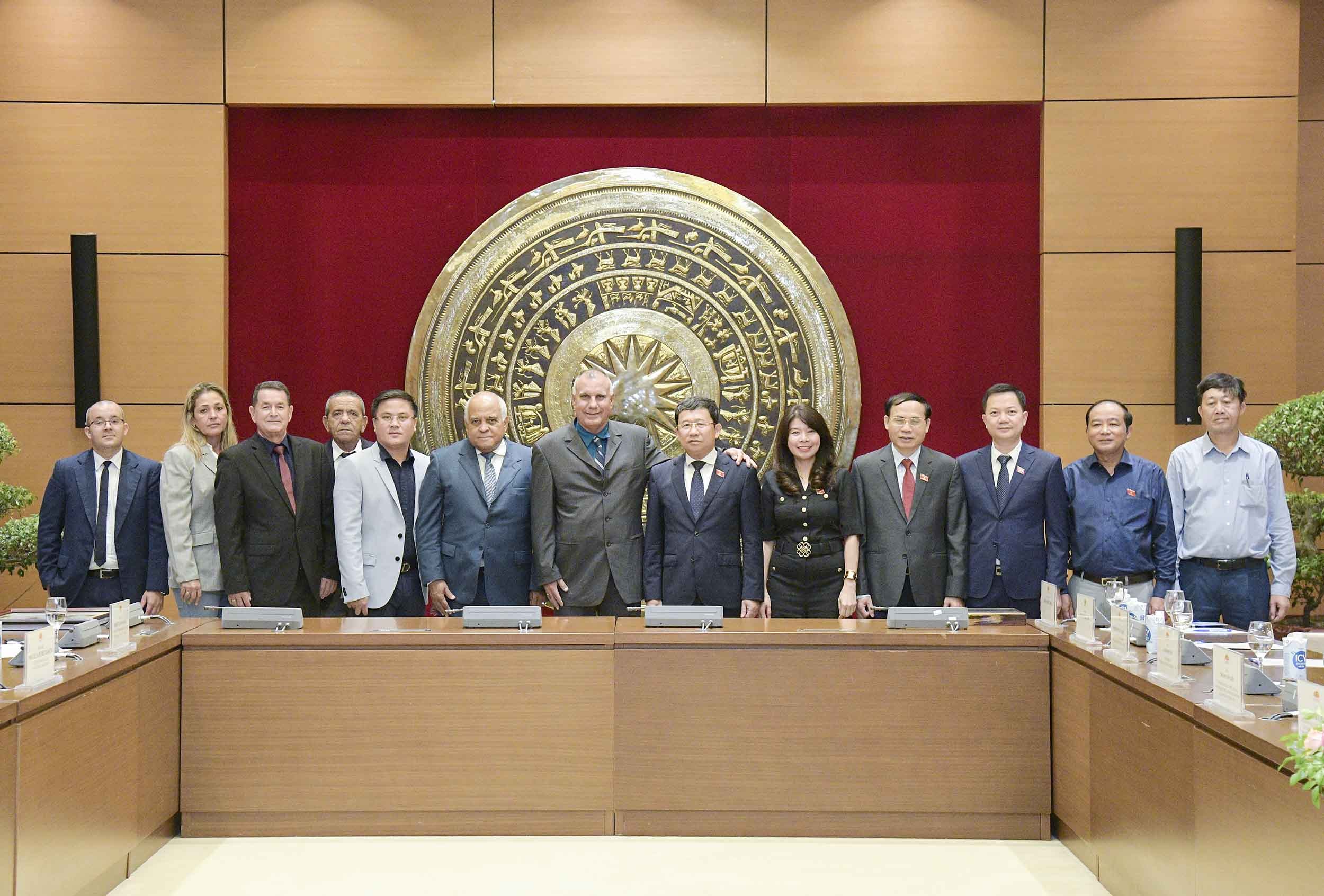 Chủ nhiệm Ủy ban Đối ngoại Vũ Hải Hà và Phó Chủ tịch Nhóm NSHN Cuba - Việt Nam, Thống đốc tỉnh Artemisa Ricardo Concepción Rodríguez với các đại biểu (Ảnh: daibieunhandan.vn).