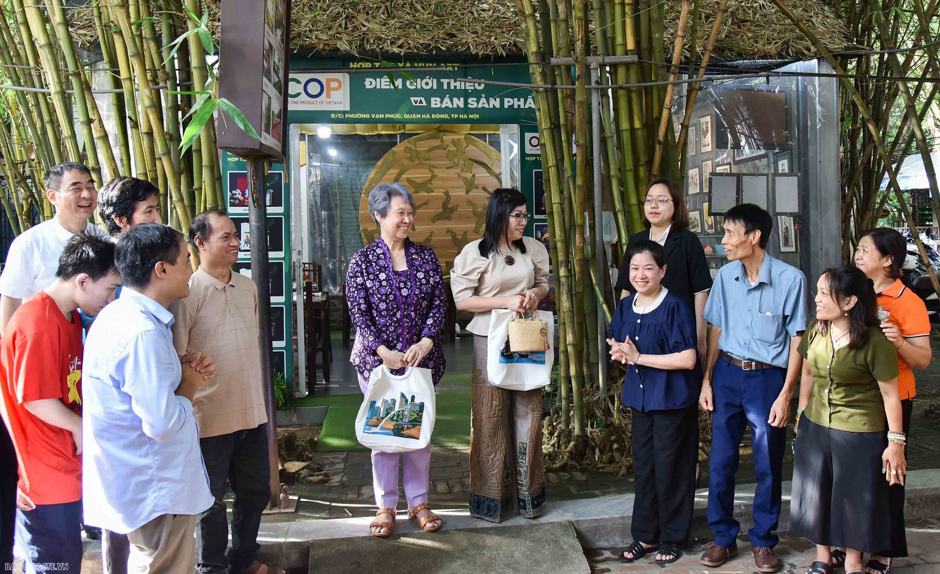 Phu nhân Thủ tướng Việt Nam và Singapore trải nghiệm làm tranh ghép vải tại Vụn Art