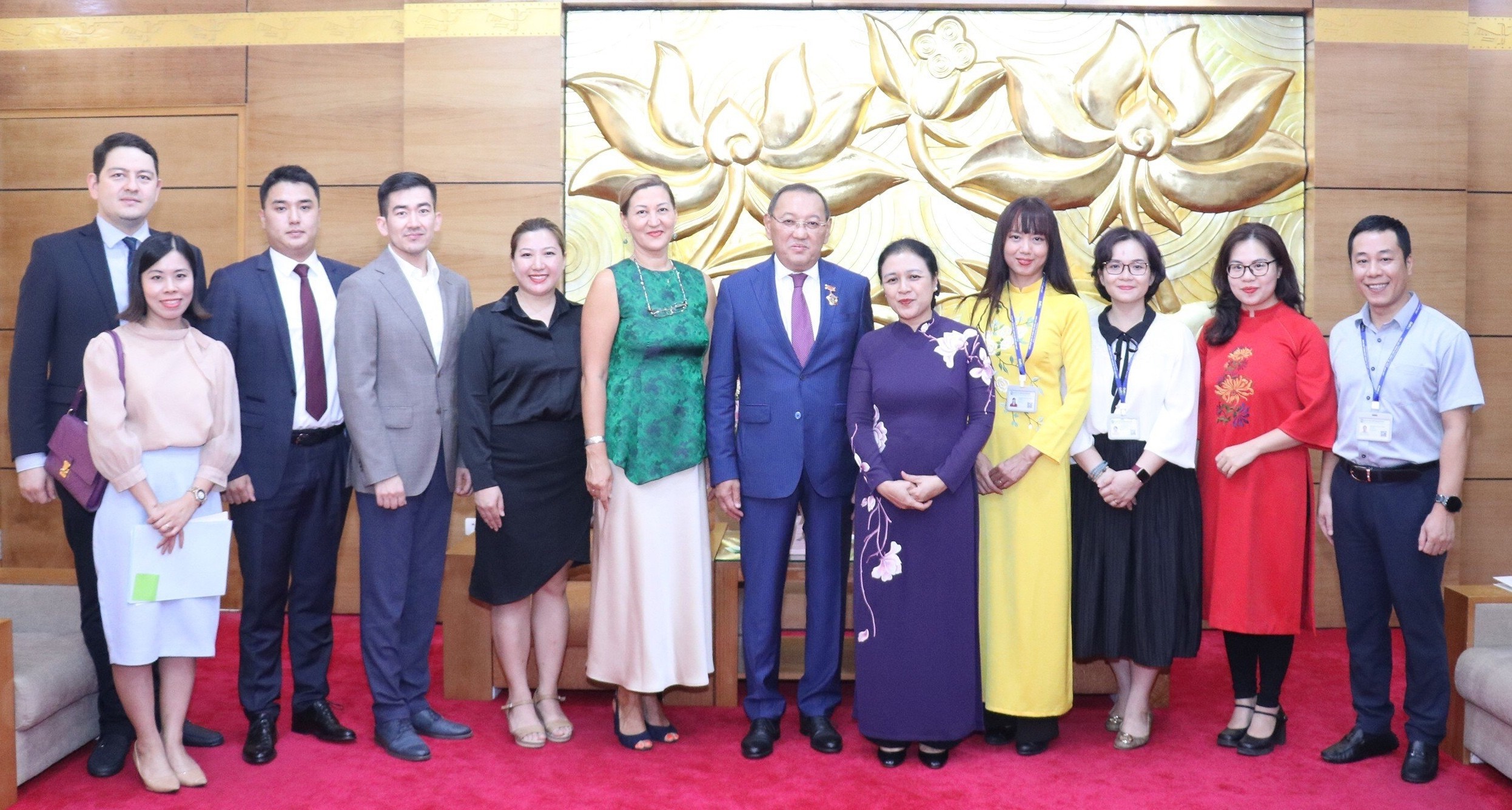 Vinh danh đóng góp của Đại sứ Yerlan Baizhanov trong việc thúc đẩy quan hệ hữu nghị Việt Nam - Kazakhstan