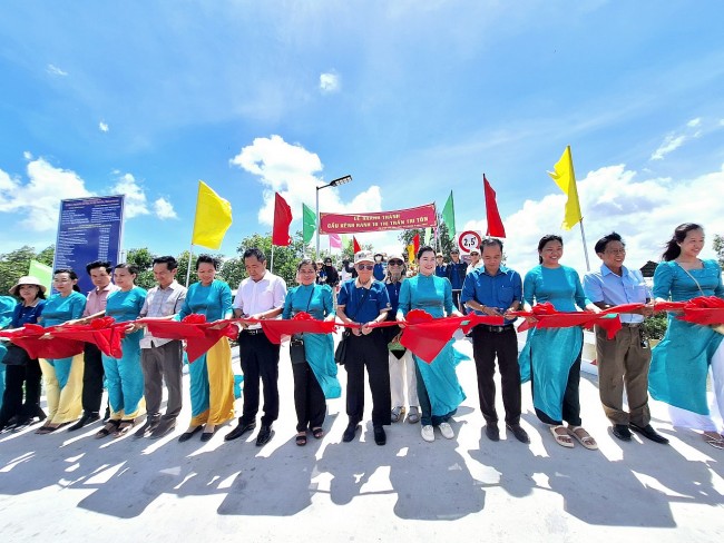 Nhóm Việt kiều thầm lặng xây dựng 23 cây cầu cho tỉnh An Giang