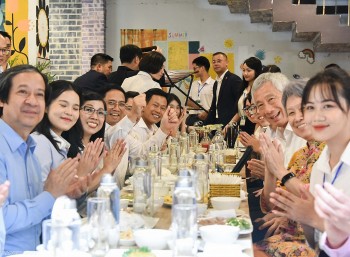 Thủ tướng Việt Nam, Singapore và hai Phu nhân giao lưu, cùng ăn trưa với sinh viên Đại học Quốc gia Hà Nội