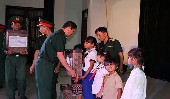 Thừa Thiên Huế: Hỗ trợ 27 học sinh dân tộc thiểu số và miền núi