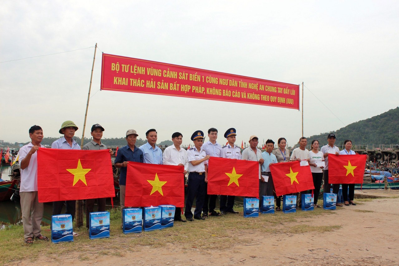 Bộ Tư lệnh Vùng Cảnh sát biển 1 tặng cờ Tổ quốc cho ngư dân huyện Nghi Lộc