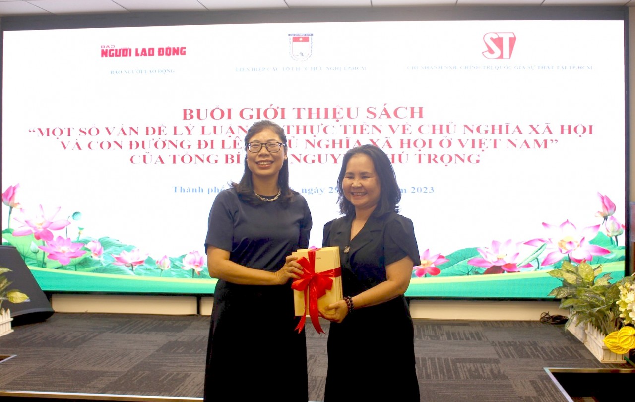 Đại diện Nhà Xuất bản Chính trị Quốc gia Sự thật - Chi nhánh TPHCM trao tặng bộ sách của Tổng Bí thư Nguyễn Phú Trọng cho HUFO (Ảnh: HUFO).