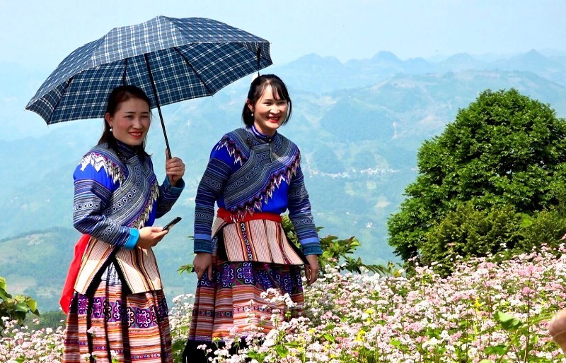 Đồng bào dân tộc H'Mông ở Si Ma Cai, thượng nguồn sông Chảy, vui đón Tết Độc Lập 2/9 năm nay. (Ảnh: ĐÌNH NAM)