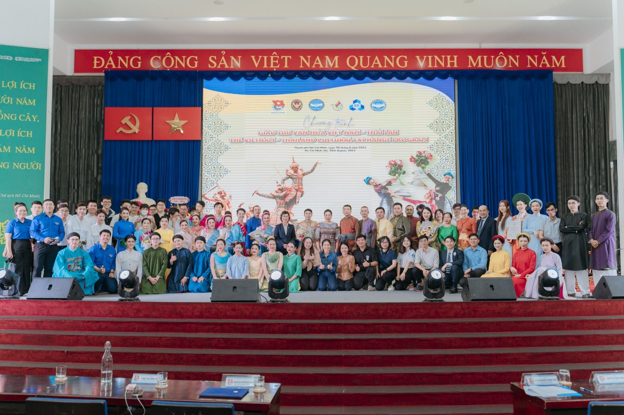 Các đại biểu tham gia chương trình “Giao lưu văn hóa Việt Nam – Thái Lan”.