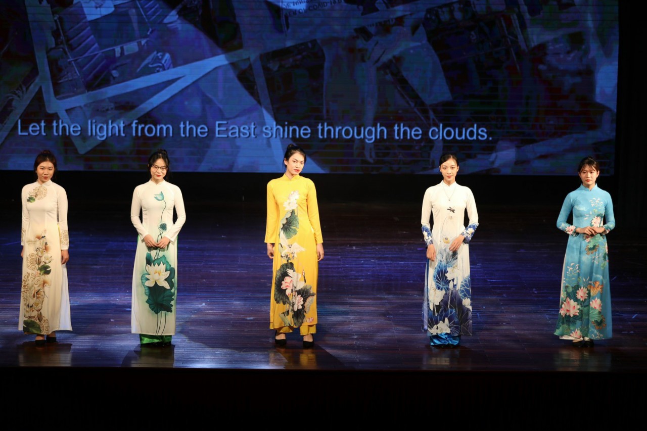 Trang phục áo dài truyền thống của Việt Nam đã được trình diễn trong sự chiêm ngưỡng tán thưởng của đông đảo đại biểu và bạn bè quốc tế tham dự chương trình.