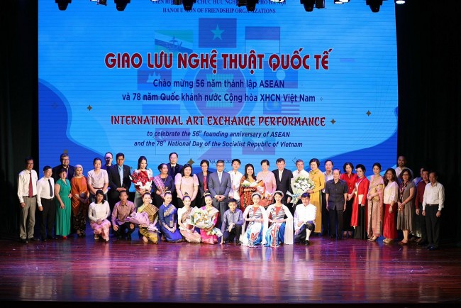 Giao lưu nghệ thuật tôn vinh sắc màu văn hóa ASEAN