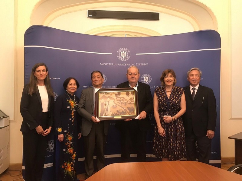Đoàn Hội Hữu nghị Việt Nam – Rumani thăm, làm việc với Hội Hữu nghị Rumani – Việt Nam Bông sen