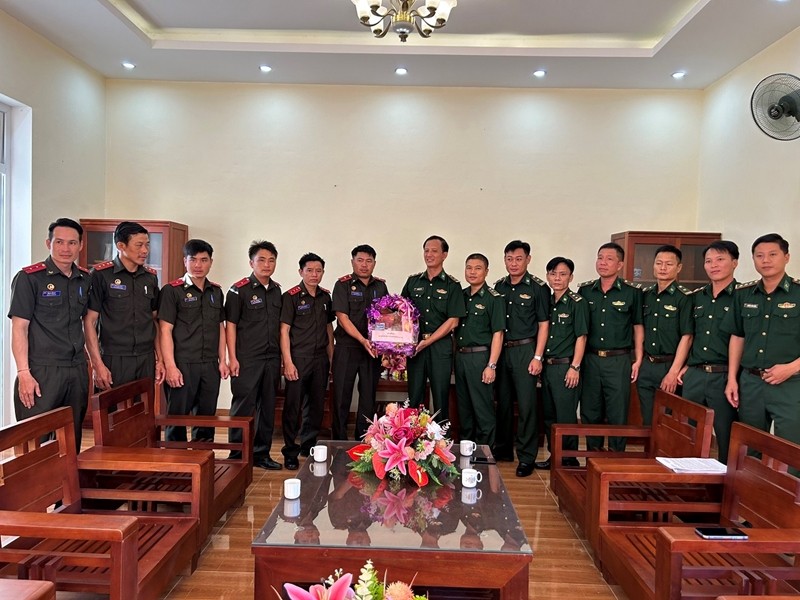 Đại đội Biên phòng 252 Bộ Chỉ huy Quân sự tỉnh Bolykhamxay (Lào) tặng quà chúc mừng đồn Biên phòng Ngọc Lâm nhân dịp kỷ niệm 78 năm quốc khánh nước Cộng hà xã hội chủ nghĩa Việt Nam (2/9/1945 - 2/9/2023).