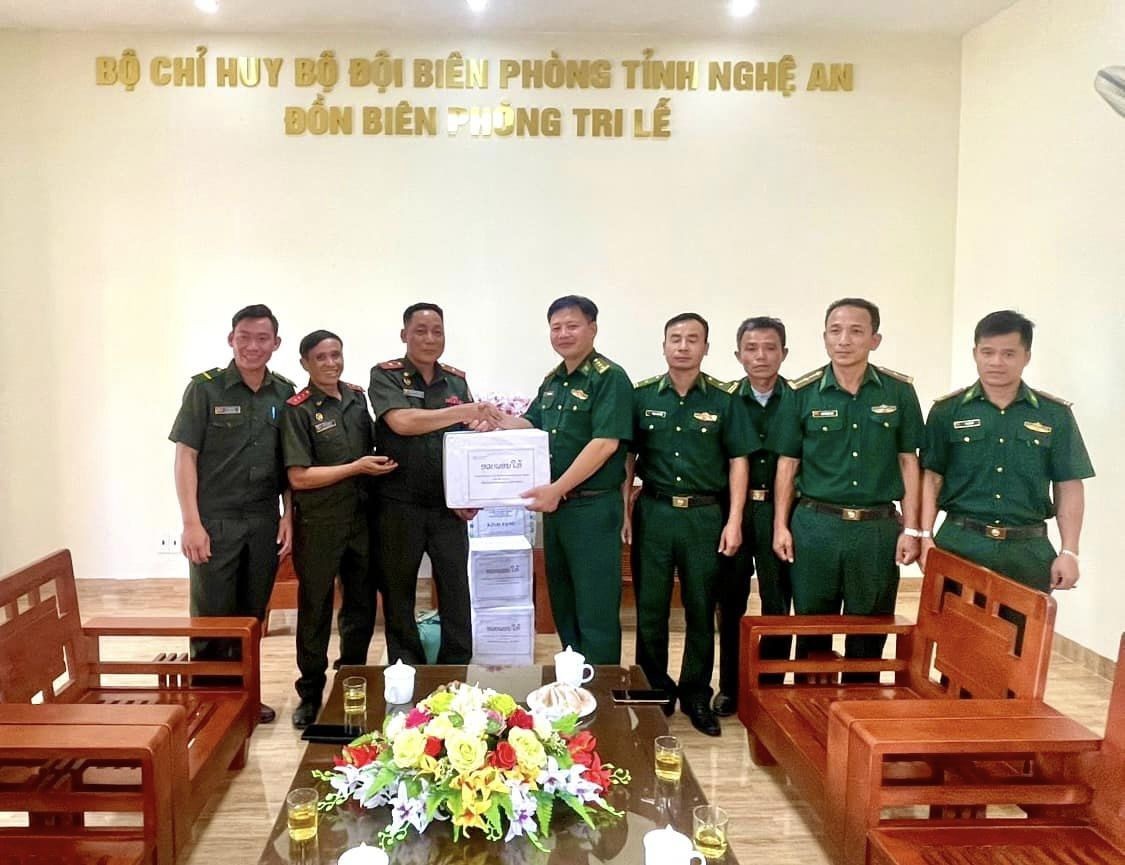 Lực lượng vũ trang giáp biên nước Lào thăm, chúc mừng Quốc khánh Việt Nam