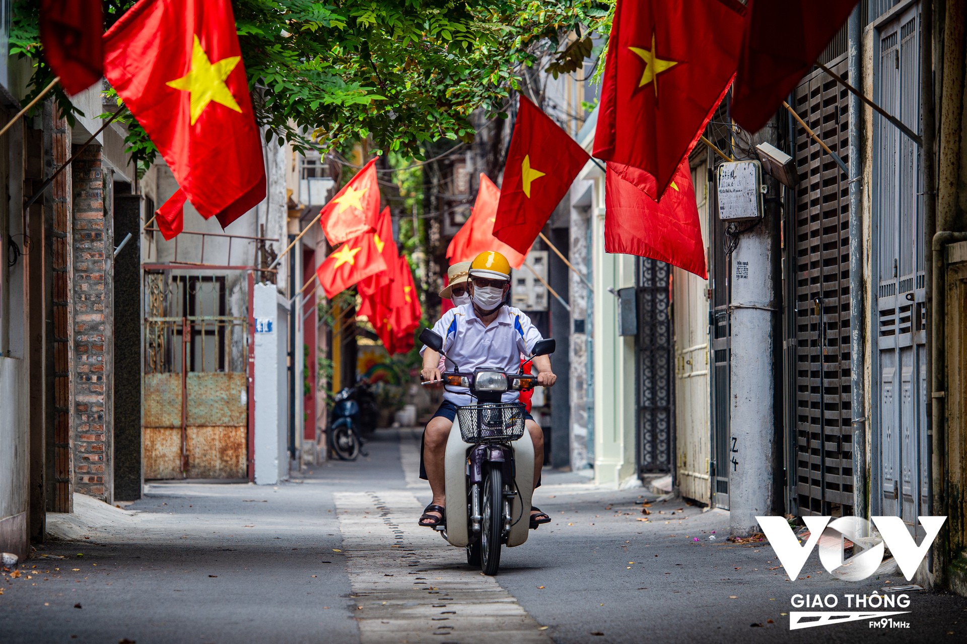 cờ đỏ, sao vàng trước những ngôi nhà từ bắc vào nam, tạo nên bức tranh đẹp, đậm đà tình yêu quê hương, một biểu tượng của tinh thần tự hào dân tộc.