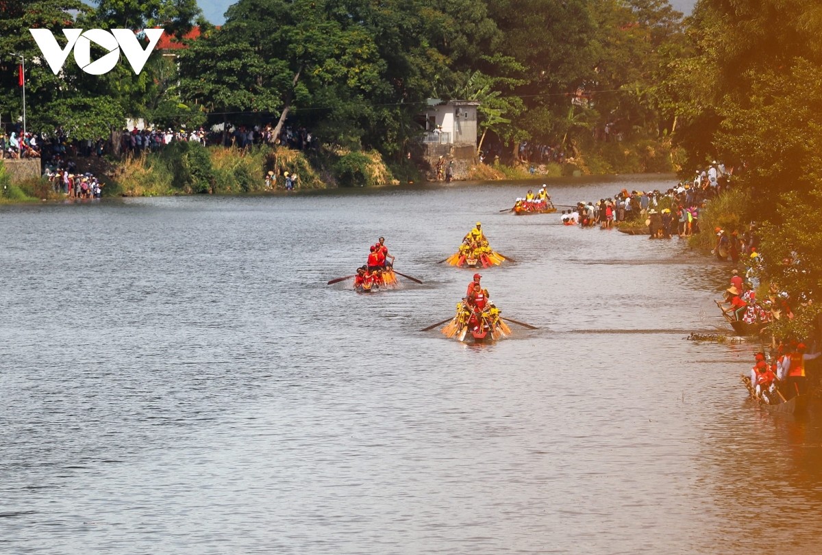 Những ngày này, người dân trên quê hương Đại tướng Võ Nguyên Giáp ở huyện Lệ Thủy, tỉnh Quảng Bình đón Tết Độc lập với Lễ hội đua thuyền truyền thống trên sông Kiến Giang. Lễ hội này đã có từ hàng trăm năm trước và được công nhận là Di sản văn hóa phi vật thể quốc gia từ năm 2019. Theo ông Trần Công Ích ở xã Tân Thủy, huyện Lệ Thủy, Tết Độc lập là dịp để con em cùng hướng về quê hương, tưởng nhớ công lao của Bác Hồ, tưởng nhớ Đại tướng Võ Nguyên Giáp và những người đã hy sinh để giành độc lập, tự do cho dân tộc. (Ảnh: VOV)