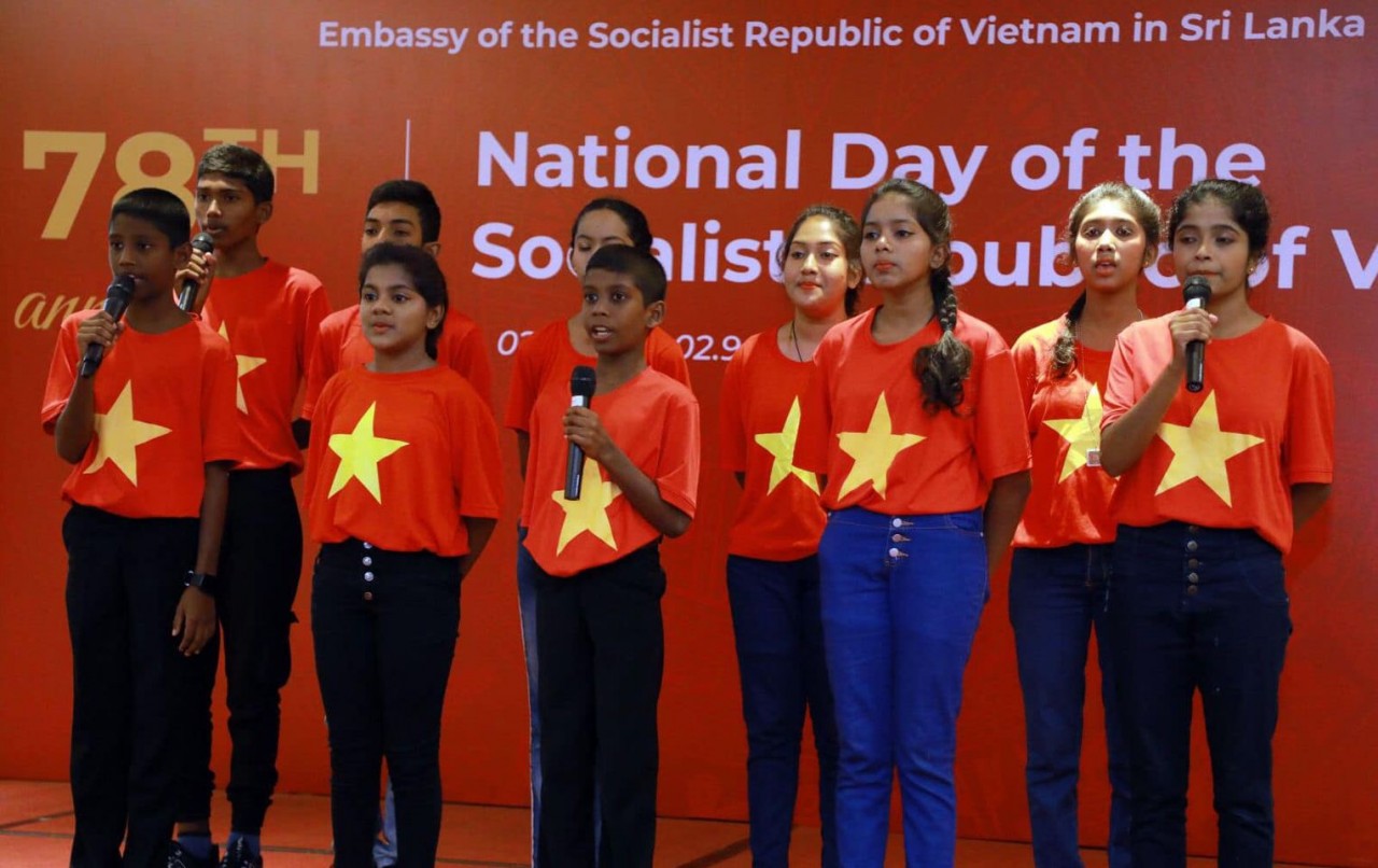Những người bạn Ukraine, Sri Lanka hát Quốc ca Việt Nam