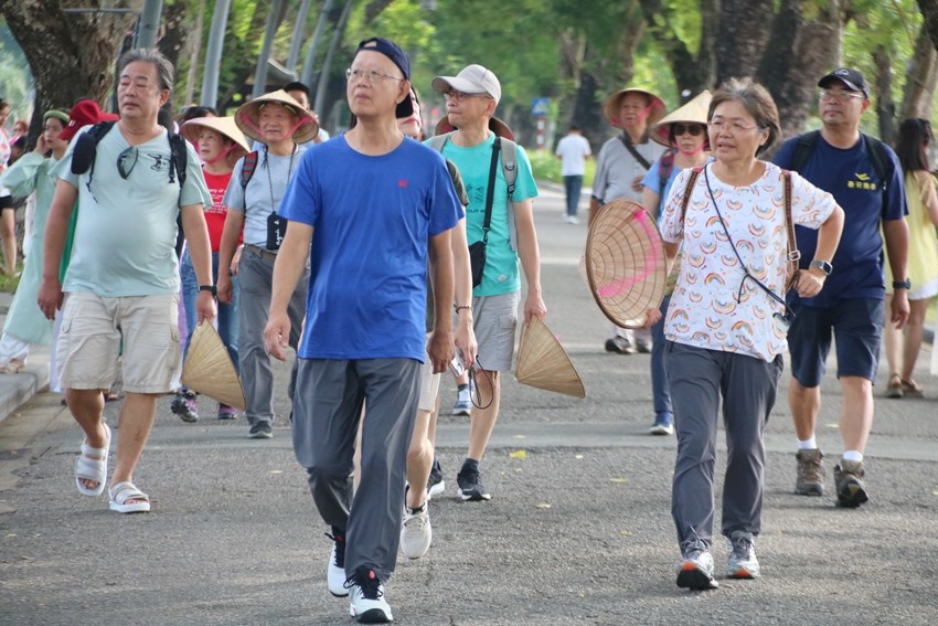 Thừa Thiên Huế, Trung tâm Bảo tồn Di tích Cố đô Huế mở cửa đón người dân và du khách Việt Nam tham quan miễn phí các điểm di tích thuộc Quần thể di tích cố đô Huế trong ngày lễ Quốc khánh 2/9. Ngoài ra, khách du lịch được xem giải đua ghe truyền thống trên sông Hương hay hòa mình vào không khí háo hức trên những cung đường thơ mộng ven đầm phá Tam Giang của Giải chạy Half Marathon huyện Quảng Điền... (Ảnh: Báo Thừa Thiên Huế)