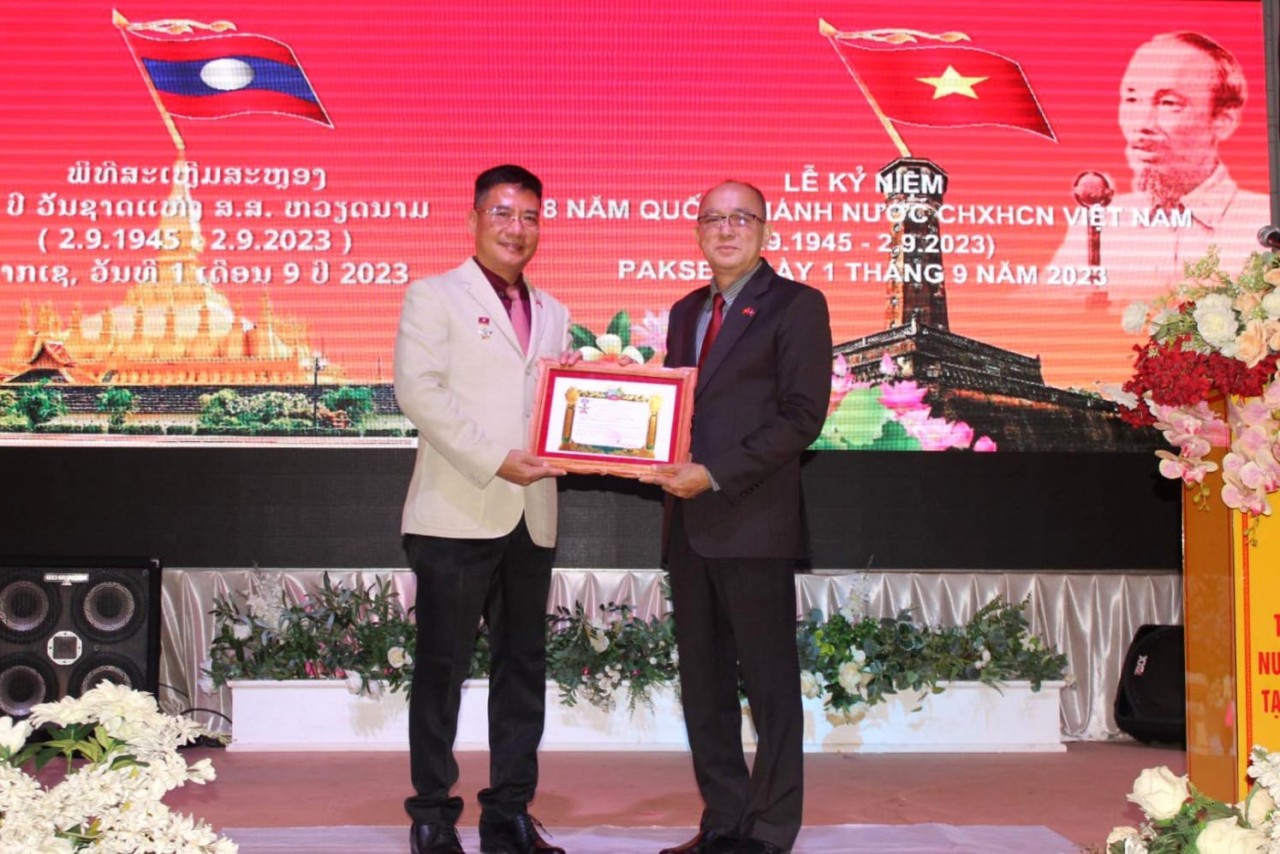 Trao Huy chương Hữu nghị của Chính phủ Lào cho Tổng Lãnh sự Việt Nam tại Pakse