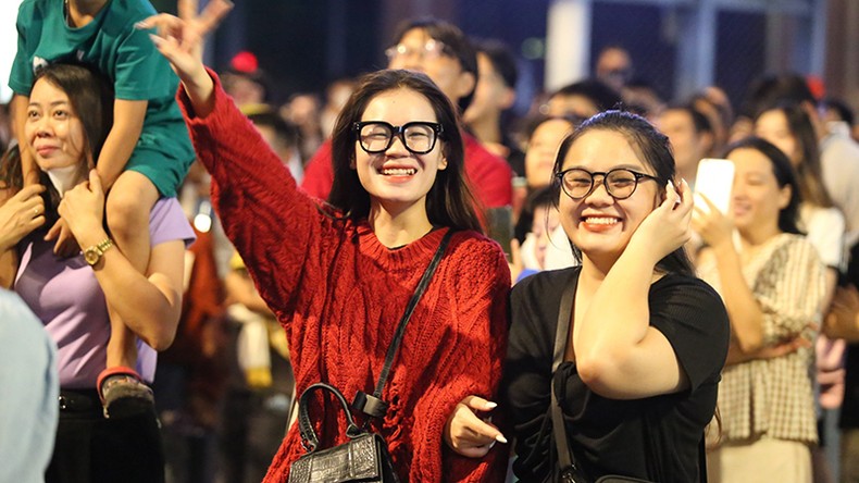 Đông đảo người dân Thành phố Hồ Chí Minh thưởng thức pháo hoa mừng Quốc khánh 2/9 ảnh 2