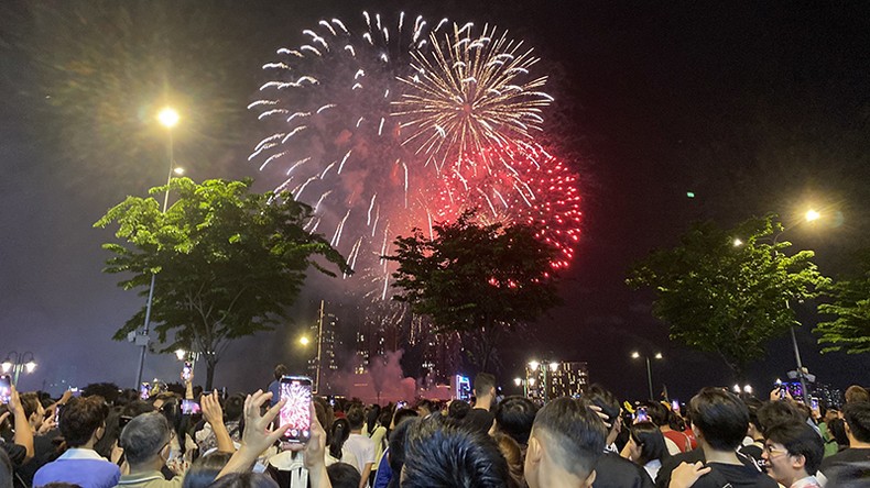 Đông đảo người dân Thành phố Hồ Chí Minh thưởng thức pháo hoa mừng Quốc khánh 2/9 ảnh 3