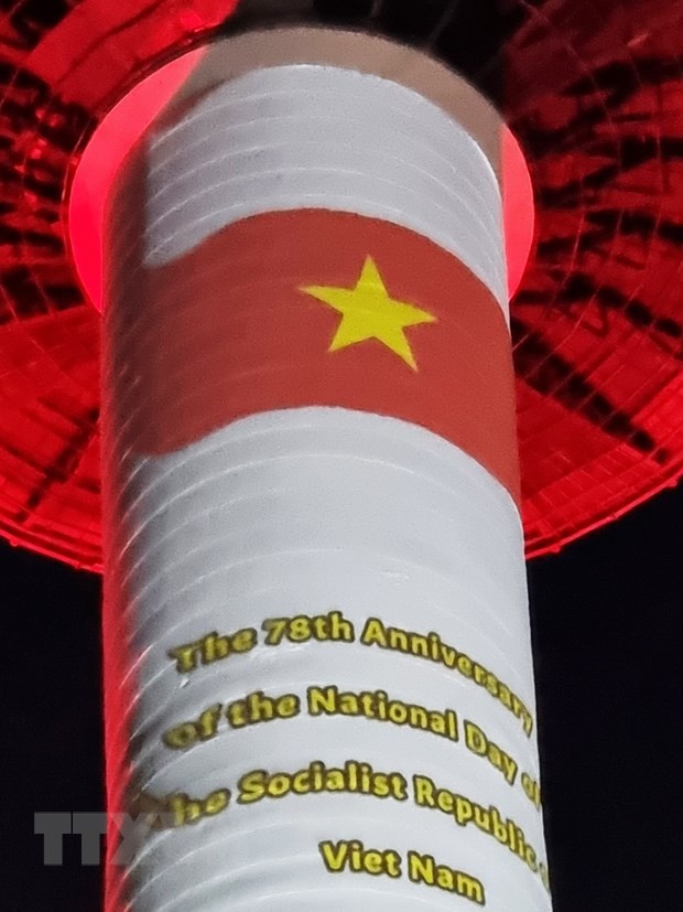 Hàn Quốc trình chiếu hình ảnh Quốc kỳ Việt Nam trên đỉnh Tháp Namsan | Người Việt bốn phương | Vietnam+ (VietnamPlus)