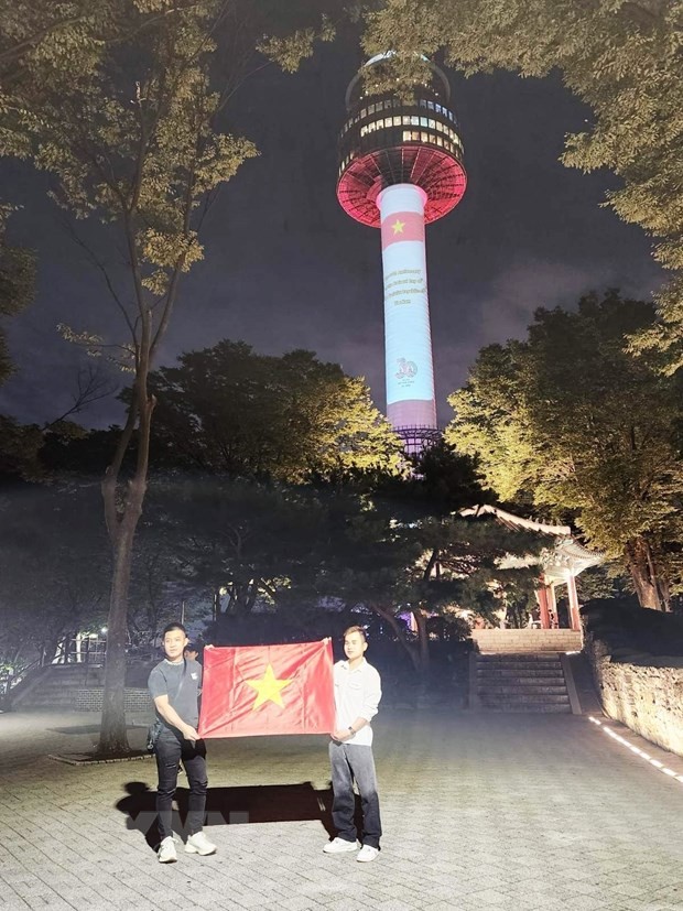Hàn Quốc trình chiếu hình ảnh Quốc kỳ Việt Nam trên đỉnh Tháp Namsan | Người Việt bốn phương | Vietnam+ (VietnamPlus)