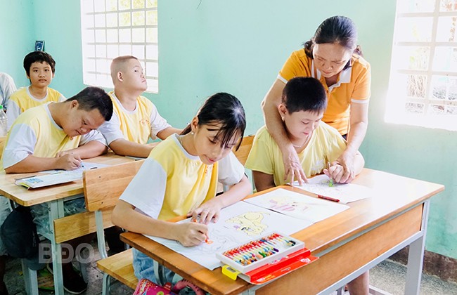 Các em học sinh của lớp học Ước mơ 1 tại Trường Tiểu học số 2 Cát Trinh (Phù Cát) tô tranh cùng cô giáo trong buổi học ngày Chủ nhật 13/8/2023. (Ảnh: K.Anh)     