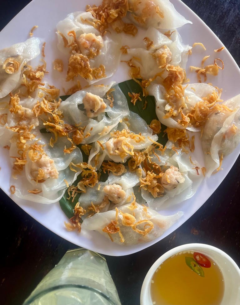 Bánh bao, bánh vạc Còn có tên là bánh hoa hồng trắng, được bán ở các nhà hàng khắp Hội An. Vỏ bánh làm từ bột gạo có vị ngọt, bùi, mặt bánh trắng, mỏng và mịn. Nhân bánh được làm từ thịt lợn hoặc tôm băm nhỏ cùng hạt tiêu, hành, tỏi, mộc nhĩ và gia vị. SCMP: 9 món ăn nhất định phải thử ở Hội An