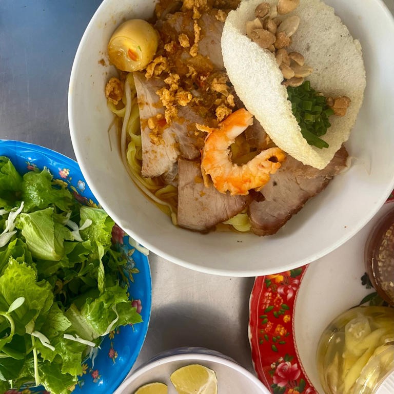 Mỳ Quảng Xuất phát từ chính Quảng Nam, nên món ăn có tên mì Quảng. Sợi mì dẹt, dai, bên trên có thịt lợn, tôm, trứng cút, trang trí bằng đậu phộng và phồng tôm. Một trong những quán ăn được thực khách quốc tế yêu thích là Mỳ Quảng ông Hải, phố Trương Minh Lương. Ảnh: SCMP Mỳ Quảng Xuất phát từ chính Quảng Nam, nên món ăn có tên mì Quảng. Sợi mì dẹt, dai, bên trên có thịt lợn, tôm, trứng cút, trang trí bằng đậu phộng và phồng tôm. Một trong những quán ăn được thực khách quốc tế yêu thích là Mỳ Quảng ông Hải, phố Trương Minh Lương. Ảnh: SCMP