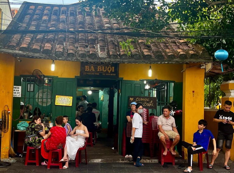 4. Cơm gà Đây là món ăn bình dân ở Hội An được các thương lái người Hoa giới thiệu vào thành phố. Cơm gà được nấu cùng nước luộc gà, ăn kèm với nước sốt mặn, đu đủ xanh và cà rốt thái sợi. Gà luộc phải mềm, hạt cơm bóng, nước sốt ớt đậm đà mới đạt yêu cầu. Địa chỉ gợi ý: Cơm gà bà Buội, phố Phan Chu Trinh, TP Hội An. (Ảnh: SCMP). 4. Cơm gà Đây là món ăn bình dân ở Hội An được các thương lái người Hoa giới thiệu vào thành phố. Cơm gà được nấu cùng nước luộc gà, ăn kèm với nước sốt mặn, đu đủ xanh và cà rốt thái sợi. Gà luộc phải mềm, hạt cơm bóng, nước sốt ớt đậm đà mới đạt yêu cầu. Địa chỉ gợi ý: Cơm gà bà Buội, phố Phan Chu Trinh, TP Hội An. (Ảnh: SCMP).