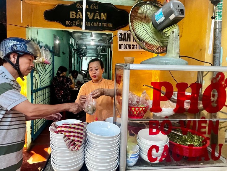 Sẽ là lỗi lầm nếu du khách rời khỏi Việt Nam mà không thưởng thức một tô phở, được coi là món ăn quốc gia. Tại Hội An, bạn cũng nên lưu ý câu thần chú SCMP: 9 món ăn nhất định phải thử ở Hội An