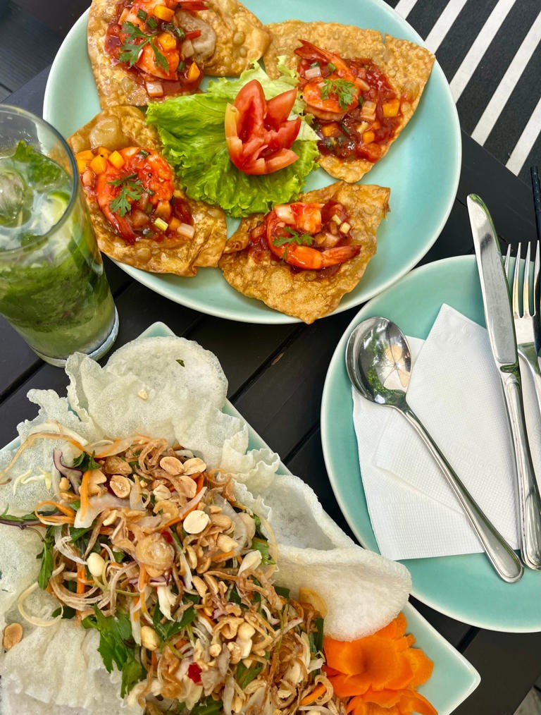 7. Hoành thánh chiên giòn: Hoành thánh được chiên giòn, phủ lên trên một lớp tôm tươi và salad xoài chua ngọt. SCMP gợi ý nên thưởng thức món ăn này tại khách sạn Anio Boutique nằm trên phố Lê Đình Thám. Ảnh: SCMP 7. Hoành thánh chiên giòn: Hoành thánh được chiên giòn, phủ lên trên một lớp tôm tươi và salad xoài chua ngọt. SCMP gợi ý nên thưởng thức món ăn này tại khách sạn Anio Boutique nằm trên phố Lê Đình Thám. Ảnh: SCMP