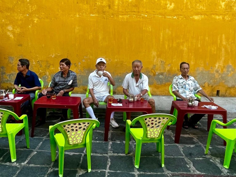 8. Cà phê : Việt Nam là nước xuất khẩu cà phê lớn thứ hai trên thế giới. Cũng như phở, du khách đến Việt Nam nói chung và Hội An nói riêng không thể rời đi mà không thử một giọt cà phê nào. Ngoài ra, du khách có thể thưởng thức nước ép hoặc các loại nước uống thảo dược khác như nước chanh sả, cam thảo, hoa nhài, hoa cúc... Một trong các địa chỉ gợi ý là Mót Hội An nằm trong khu vực phố cổ. (Ảnh: SCMP) 8. Cà phê : Việt Nam là nước xuất khẩu cà phê lớn thứ hai trên thế giới. Cũng như phở, du khách đến Việt Nam nói chung và Hội An nói riêng không thể rời đi mà không thử một giọt cà phê nào. Ngoài ra, du khách có thể thưởng thức nước ép hoặc các loại nước uống thảo dược khác như nước chanh sả, cam thảo, hoa nhài, hoa cúc... Một trong các địa chỉ gợi ý là Mót Hội An nằm trong khu vực phố cổ. (Ảnh: SCMP)