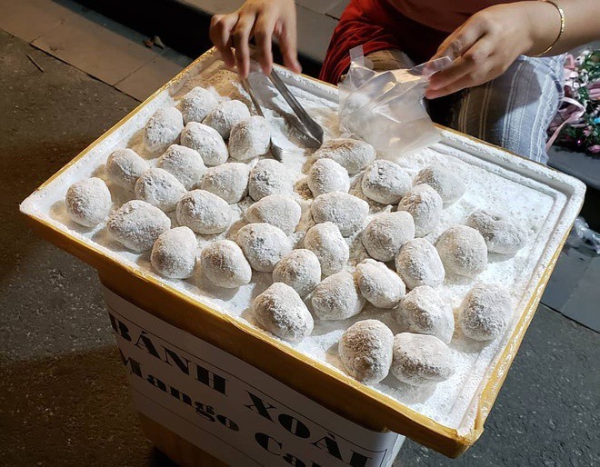 9. Bánh xoài Bánh xoài là một món ăn vặt đường phố phổ biến ở Hội An gồm: những viên bánh này có tên như vậy vì chúng có hình dạng giống hạt xoài. Bên trong là các loại hạt, đỗ nghiền với đường nâu. 9. Bánh xoài Bánh xoài là một món ăn vặt đường phố phổ biến ở Hội An gồm: những viên bánh này có tên như vậy vì chúng có hình dạng giống hạt xoài. Bên trong là các loại hạt, đỗ nghiền với đường nâu.
