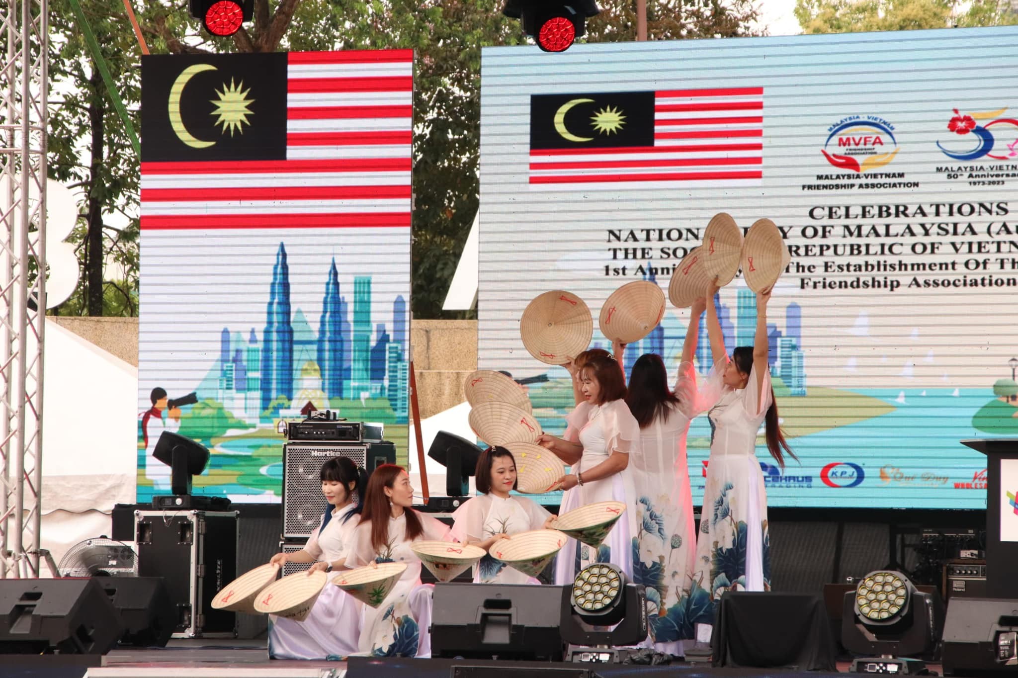 Tiết mục múa của các thành viên Hiệp hội Hữu nghị Malaysia-Việt Nam.