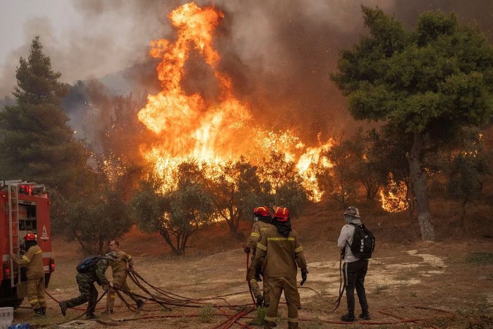 Lực lượng cứu hỏa khống chế cháy rừng gần thủ đô Athens, Hy Lạp. (Ảnh: Reuters)