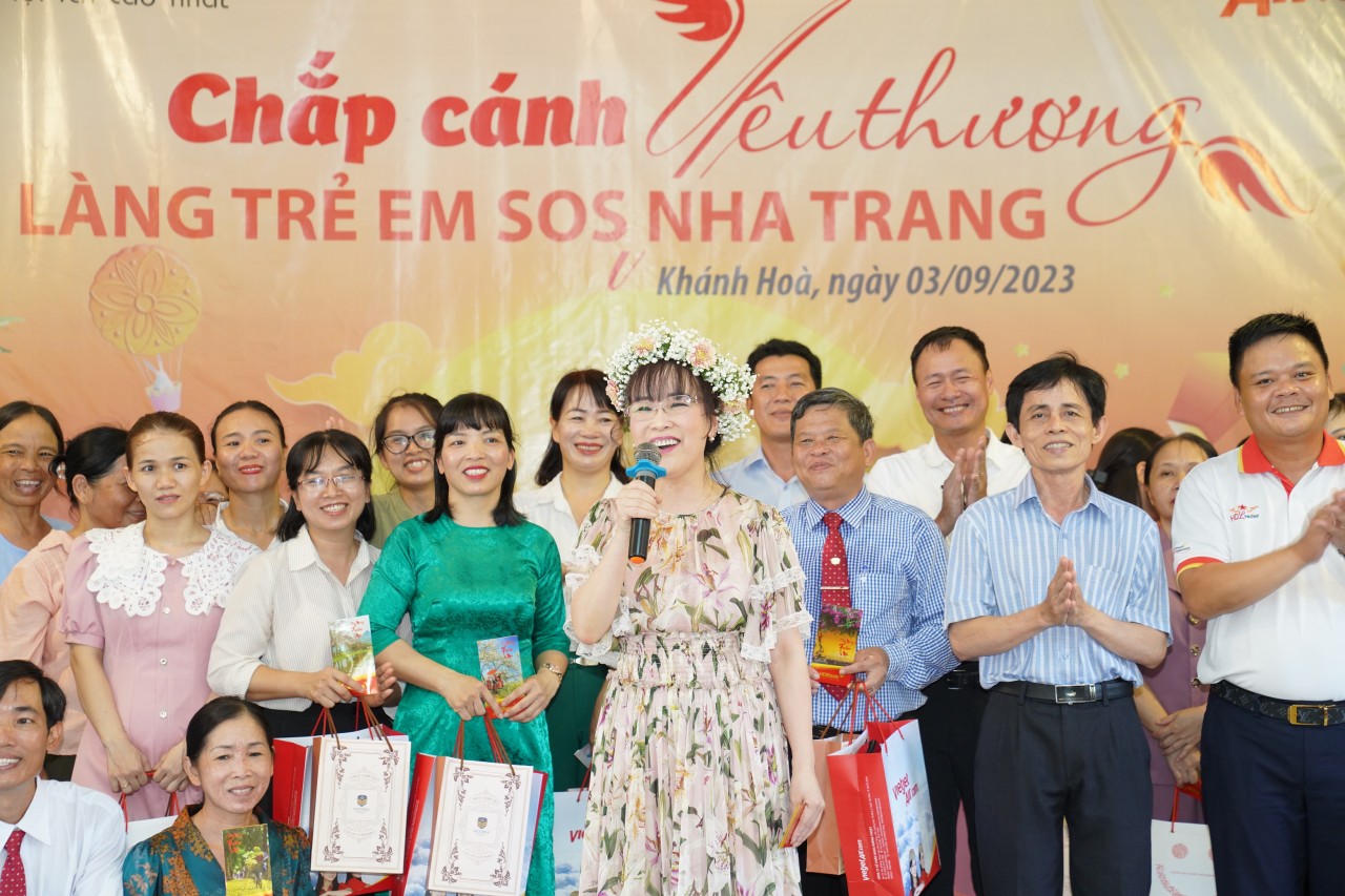 Chủ tịch Vietjet thăm làng SOS dịp Tết Độc lập 2/9