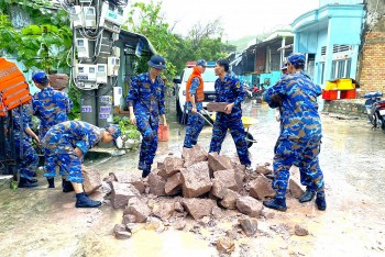 Kiên Giang: cán bộ, chiến sĩ Hải quân cùng bà con khắc phục hậu quả thiên tai