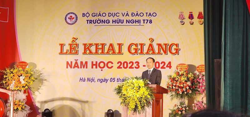 Chủ tịch Quốc hội dự khai giảng năm học mới tại ngôi trường thắm tình hữu nghị Việt - Lào