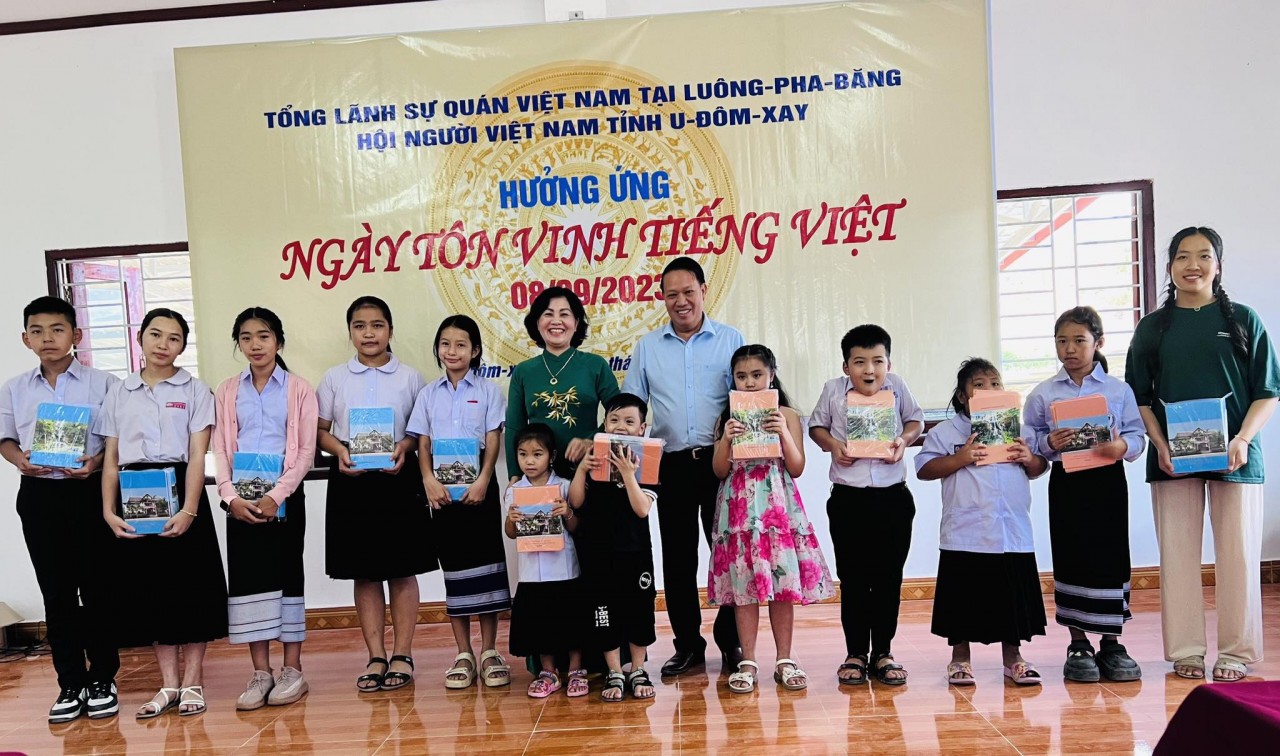 Người Việt tại các tỉnh Bắc Lào hưởng ứng Ngày “Tôn vinh Tiếng Việt”